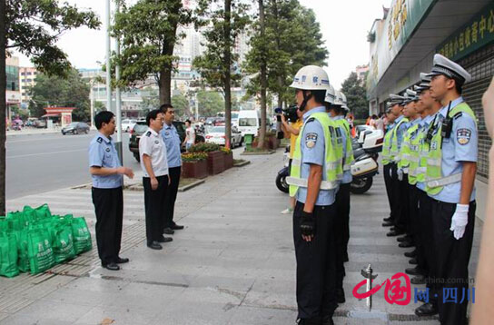 遂寧市副市長(zhǎng)何洪慰問高溫下一線執(zhí)勤交警