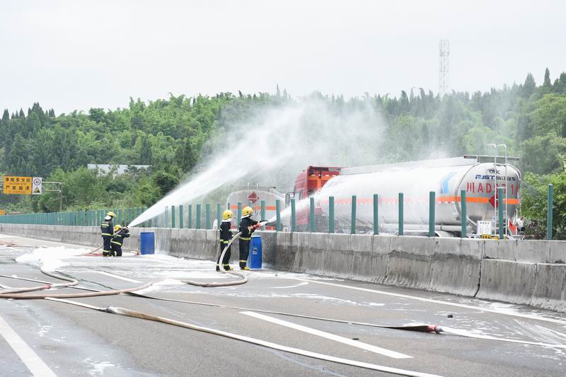 成渝高速交通事故致油罐車泄漏 消防緊急排險(xiǎn)(圖)